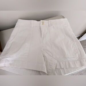 New w/o tags White cargo shorts size 12. Loose fit 2 pockets, buttons & zipper ￼
